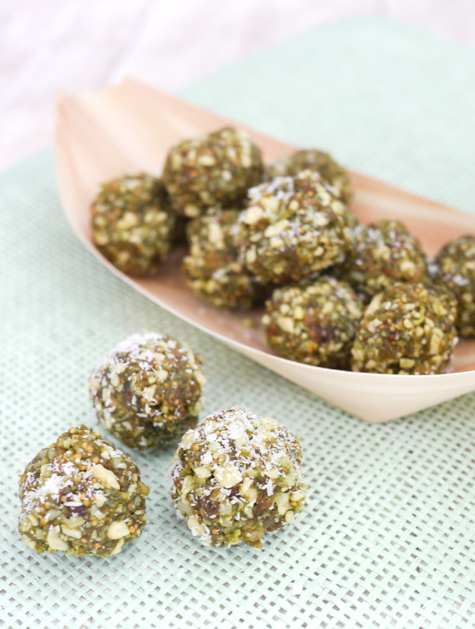  Healthy Energyballs with Matcha, Cashews and Figs 