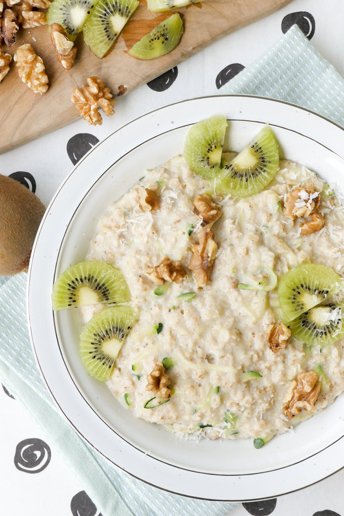  Healthy zoats with kiwi, walnuts and grated coconut 