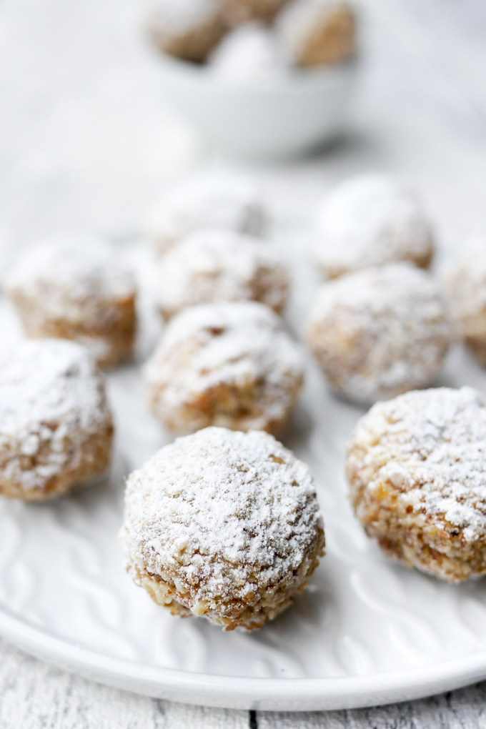 recipe for healthy cinnamon balls with dates and almonds for Christmas