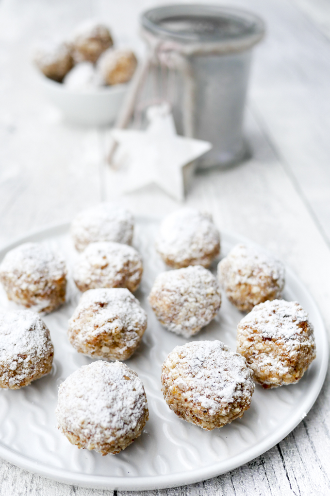 Healthy snacking: cinnamon balls for the Christmas cookie plate