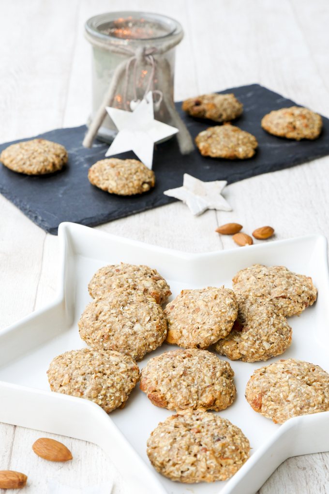 Healthy Christmas biscuits with almonds and maple syrup - enjoy without remorse 