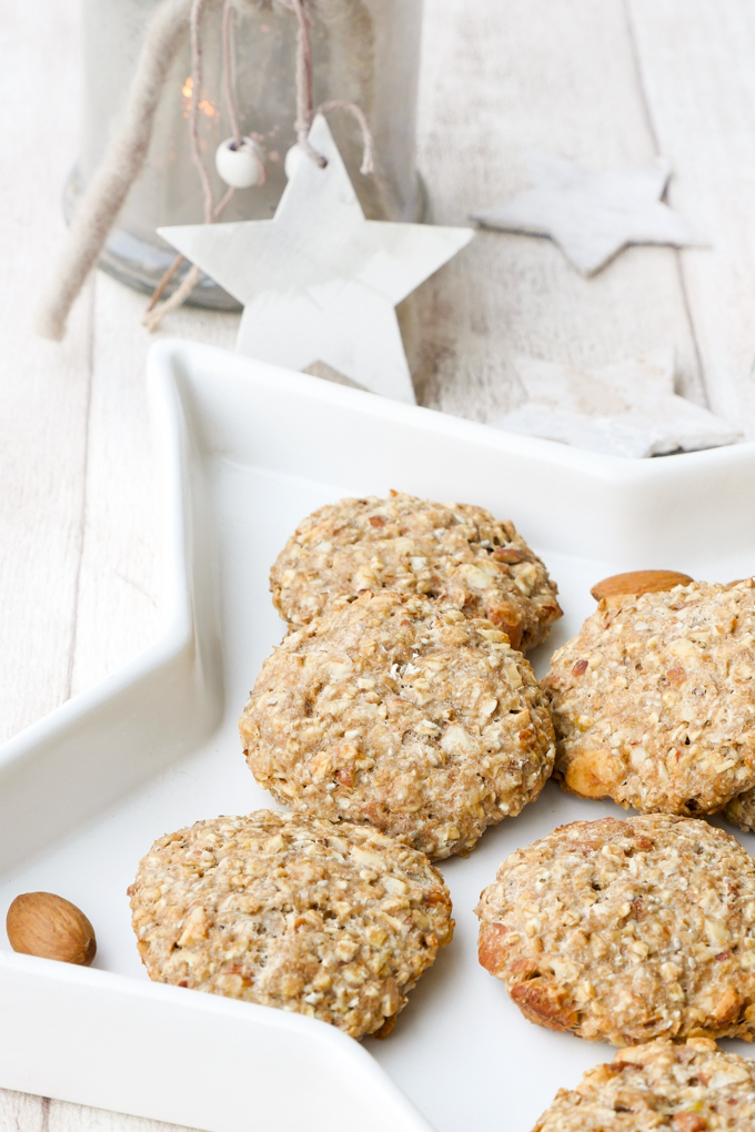 Healthy biscuits with almonds for a Christmas without regrets - perfect for children