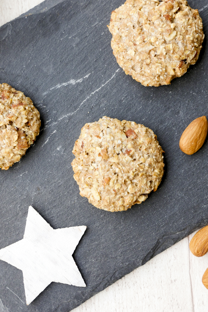  Tasty Christmas biscuits with almonds and oatmeal 