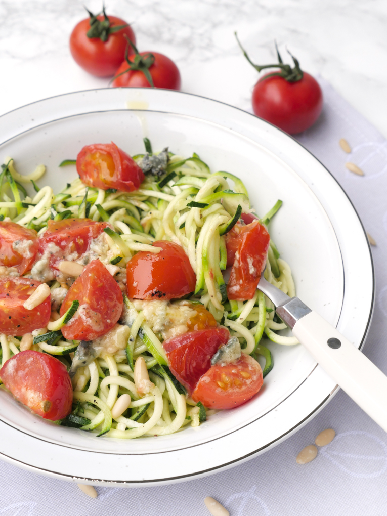 Creamy-spicy Zoodles with gorgonzola, pine nuts and tomatoes