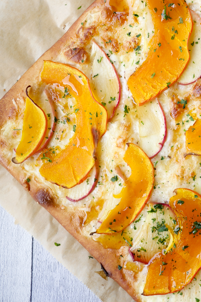 Recipe for quick pizza with pumpkin, apples and maple syrup - Autumn recipe 