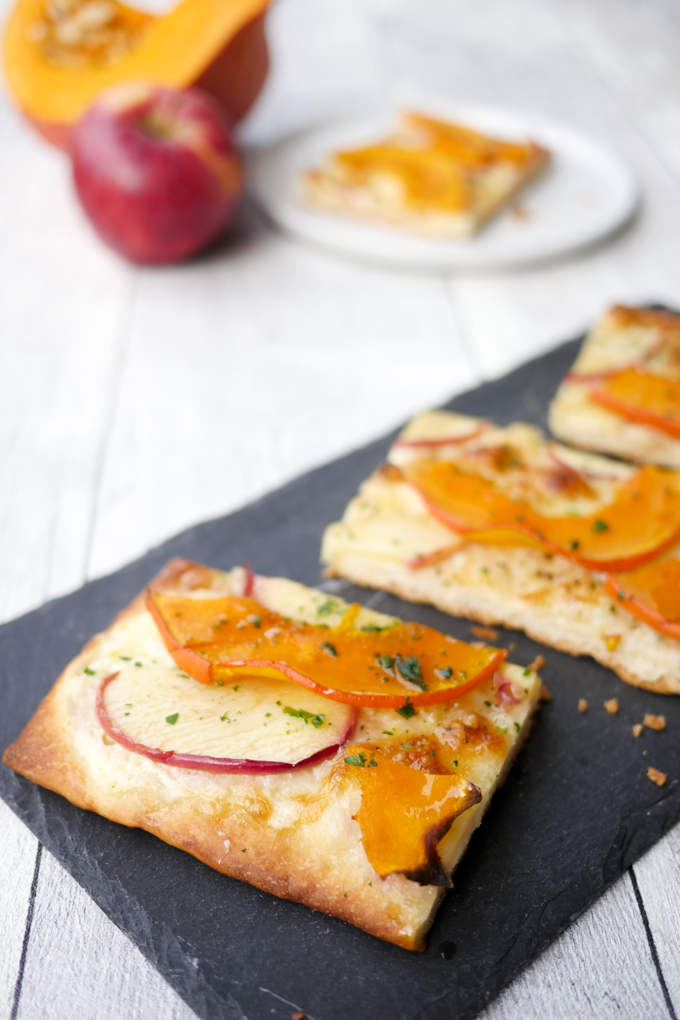  Tasty pumpkin pizza with apples and maple syrup - wonderfully sweet and a great children's recipe 