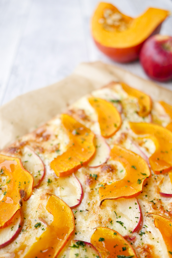 Sweet and sweet pumpkin pizza with Apples and maple syrup 