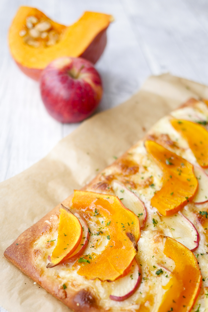 Autumn recipe: Quick pizza with pumpkin, apples and maple syrup. Fast and delicious 